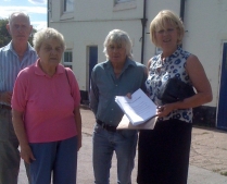 Anna Soubry MP accepts petition from customers of the Foresters Arms